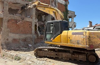 Gemlik'te Metruk Bina Temizliği Devam Ediyor